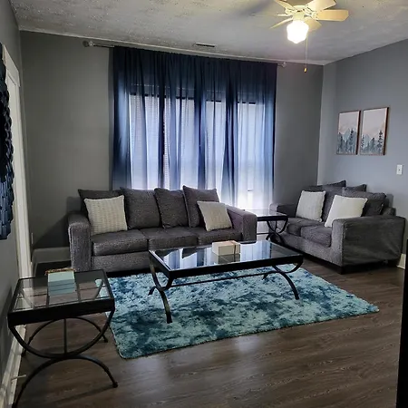 2 Bedroom Apartment With King Suite In Columbus, Privacy Of The Whole House